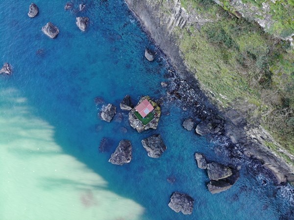 Artvin'de deniz kıyısındaki kayanın üzerine yapılan baraka dikkat çekiyor 9