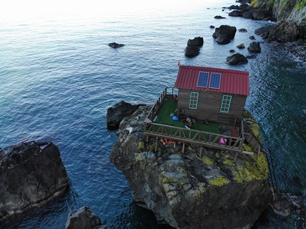 Artvin'de deniz kıyısındaki kayanın üzerine yapılan baraka dikkat çekiyor 4