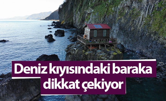 Artvin'de deniz kıyısındaki kayanın üzerine yapılan baraka dikkat çekiyor 1