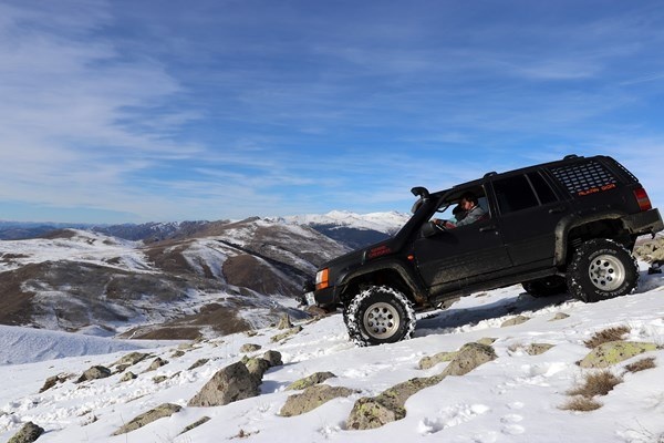 Gümüşhane'de off-road tutkunlarının karla mücadelesi. 12