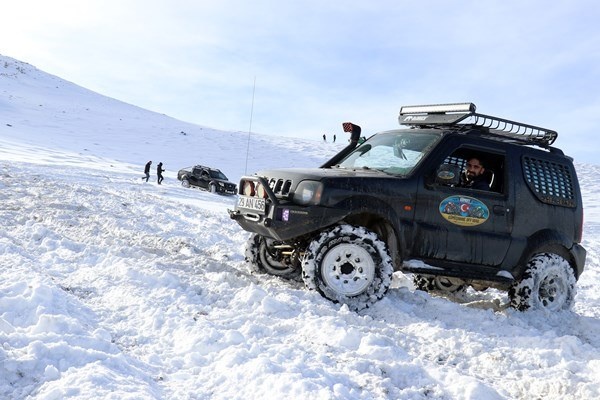 Gümüşhane'de off-road tutkunlarının karla mücadelesi. 14