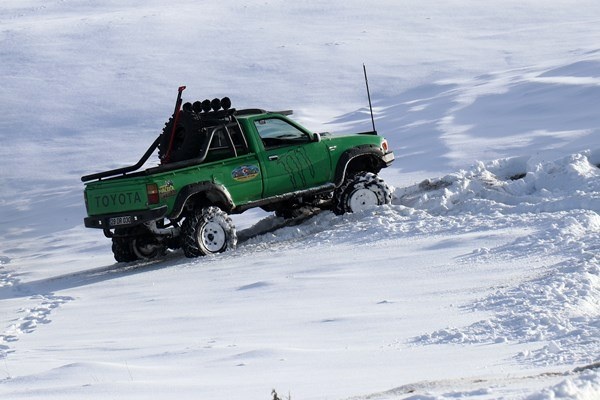Gümüşhane'de off-road tutkunlarının karla mücadelesi. 8