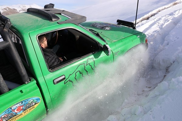 Gümüşhane'de off-road tutkunlarının karla mücadelesi. 15