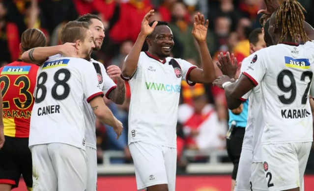 Süper Lig'de şampiyonu ve küme düşecek takımları açıkladılar! 12