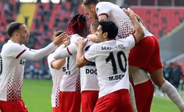 Süper Lig'de şampiyonu ve küme düşecek takımları açıkladılar! 10