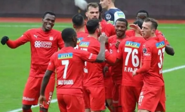 Süper Lig'de şampiyonu ve küme düşecek takımları açıkladılar! 14