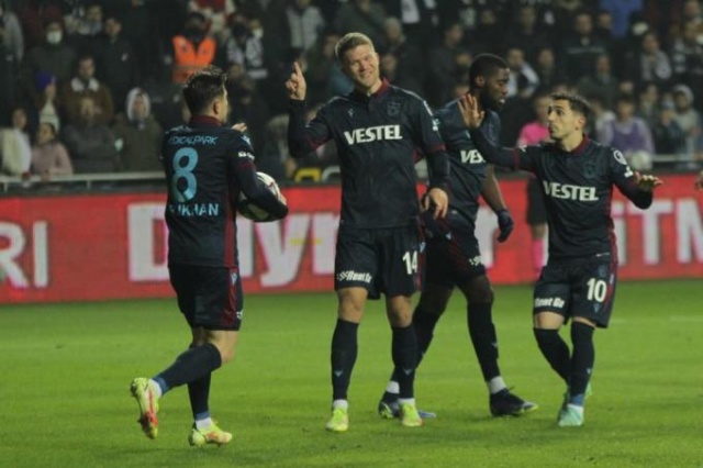 Trabzonsporlu futbolcu için dikkat çeken yorum: Niyeti o an değişti 6