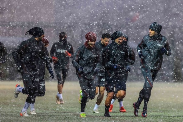 Trabzonspor kar altında çalıştı 4