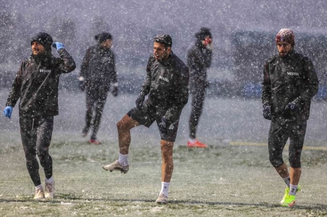 Trabzonspor kar altında çalıştı 3