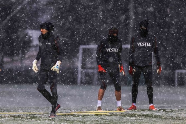 Trabzonspor kar altında çalıştı 6