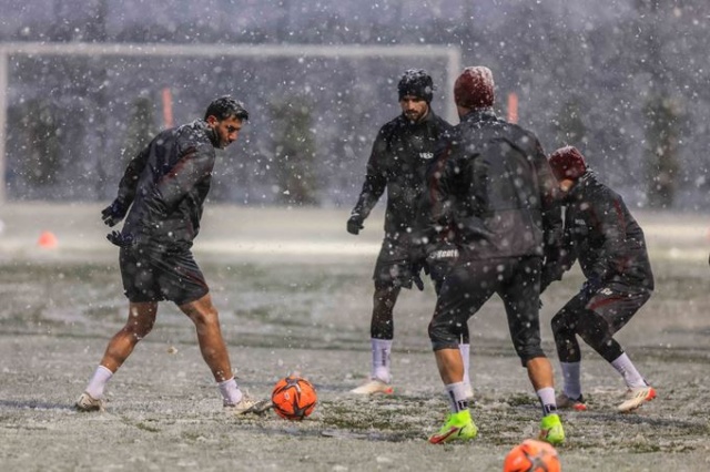 Trabzonspor kar altında çalıştı 9