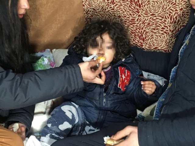 Görenlerin yüreğini burkuyor! Eşi ve çocuğuyla depoda yaşıyor... 3