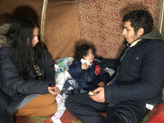 Görenlerin yüreğini burkuyor! Eşi ve çocuğuyla depoda yaşıyor... 5