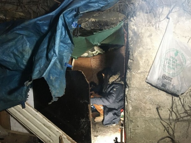 Görenlerin yüreğini burkuyor! Eşi ve çocuğuyla depoda yaşıyor... 8