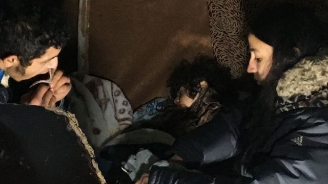 Görenlerin yüreğini burkuyor! Eşi ve çocuğuyla depoda yaşıyor... 9