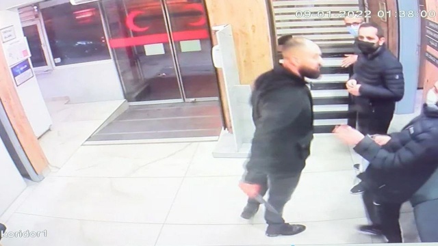 Acil serviste bıçaklı saldırgan dehşeti. Foto Galeri 2