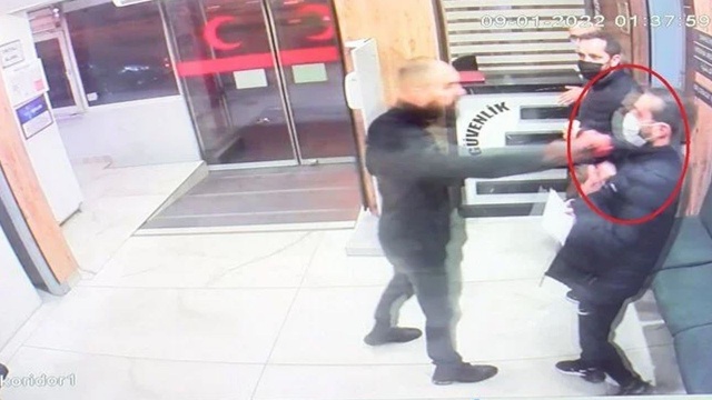 Acil serviste bıçaklı saldırgan dehşeti. Foto Galeri 3