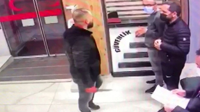 Acil serviste bıçaklı saldırgan dehşeti. Foto Galeri 5