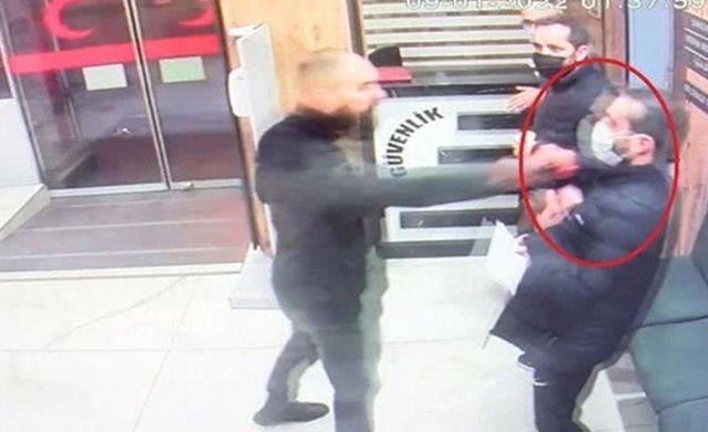 Acil serviste bıçaklı saldırgan dehşeti. Foto Galeri 1