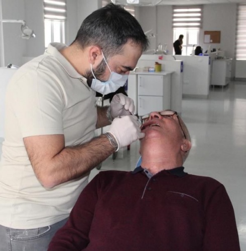 Yanağına saplanan metal parçasıyla 15 yıl yaşadı. Foto Galeri 5