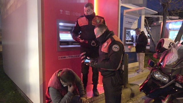 90 bin lira dolandırıldı, 100 bin lira daha yatırırken polis önledi! Foto Galeri. 3