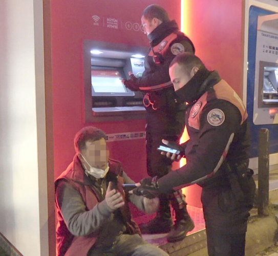 90 bin lira dolandırıldı, 100 bin lira daha yatırırken polis önledi! Foto Galeri. 2