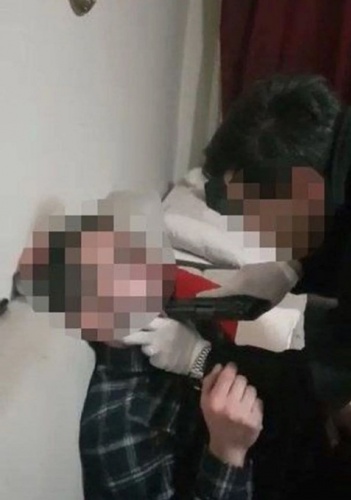 Rehin aldılar ağzına silah dayayıp kadın elbisesi giydirdiler. Foto Galeri. 3
