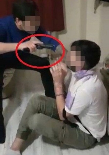 Rehin aldılar ağzına silah dayayıp kadın elbisesi giydirdiler. Foto Galeri. 4