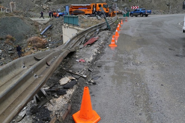 Virajı alamadı köprüden nehre düştü. Foto Haber 3