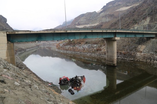 Virajı alamadı köprüden nehre düştü. Foto Haber 7
