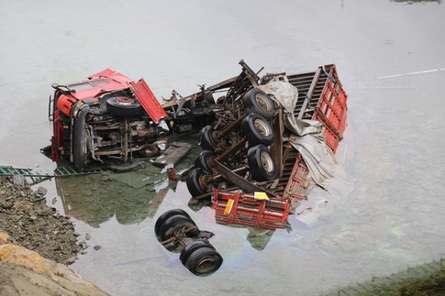 Virajı alamadı köprüden nehre düştü. Foto Haber 5