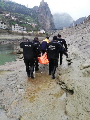 Virajı alamadı köprüden nehre düştü. Foto Haber 4