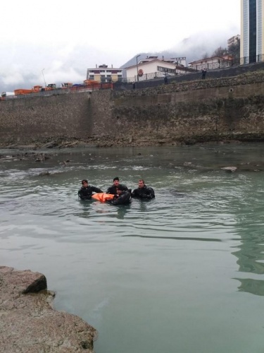 Virajı alamadı köprüden nehre düştü. Foto Haber 10