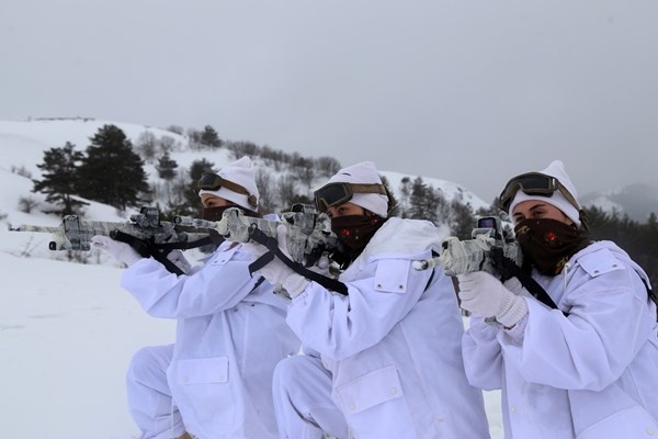 Gümüşhane dağlarında Kadın PÖH’ler kol geziyor. Foto Haber 10