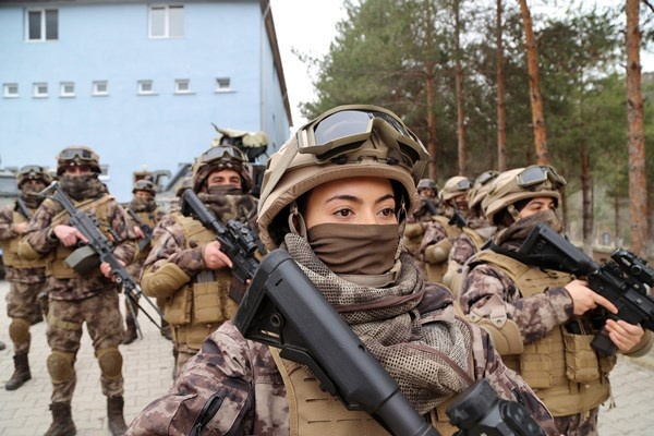 Gümüşhane dağlarında Kadın PÖH’ler kol geziyor. Foto Haber 14