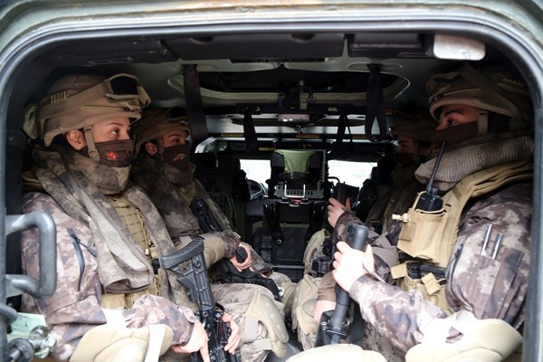 Gümüşhane dağlarında Kadın PÖH’ler kol geziyor. Foto Haber 22