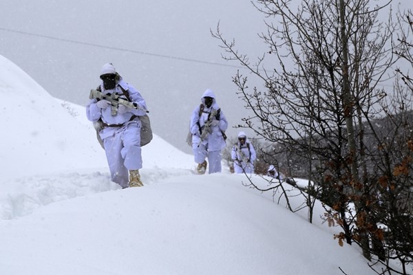 Gümüşhane dağlarında Kadın PÖH’ler kol geziyor. Foto Haber 18