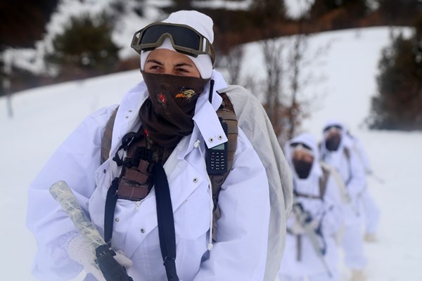 Gümüşhane dağlarında Kadın PÖH’ler kol geziyor. Foto Haber 20