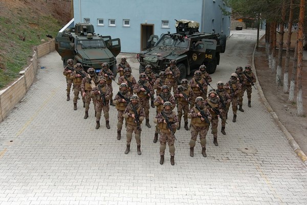 Gümüşhane dağlarında Kadın PÖH’ler kol geziyor. Foto Haber 12