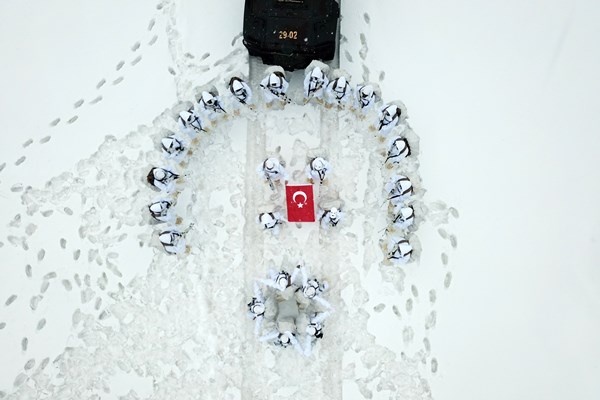 Gümüşhane dağlarında Kadın PÖH’ler kol geziyor. Foto Haber 7