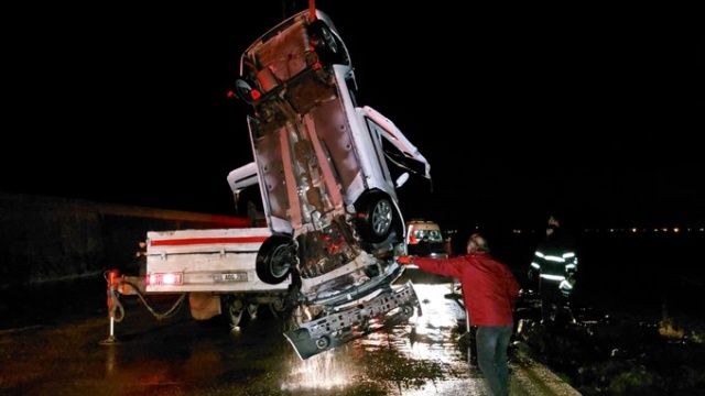 Otomobil denize uçtu: 1 ölü, 2 yaralı. Foto Haber 14