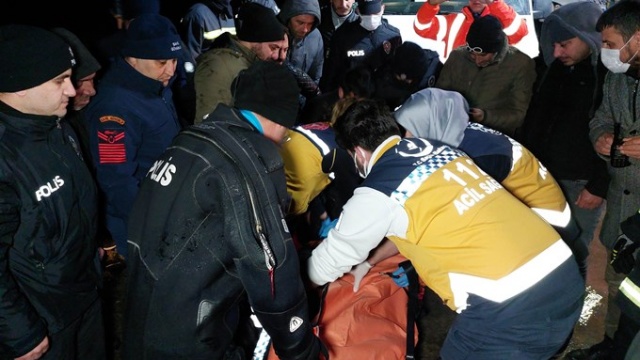 Otomobil denize uçtu: 1 ölü, 2 yaralı. Foto Haber 4