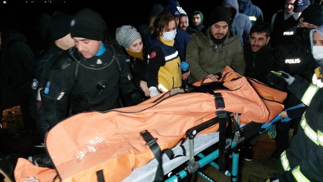 Otomobil denize uçtu: 1 ölü, 2 yaralı. Foto Haber 5