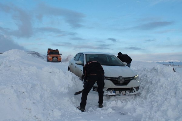 Trabzon'a gelmek isteyen 2 turist mahsur kaldı. Foto Haber 3