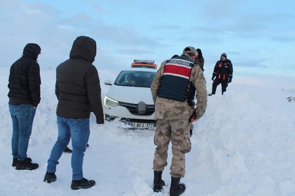 Trabzon'a gelmek isteyen 2 turist mahsur kaldı. Foto Haber 4