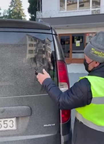 Trabzon'da resim tutkusunu araçların tozlu camlarına yansıtıyor. Foto Haber 2