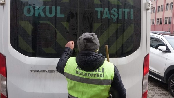 Trabzon'da resim tutkusunu araçların tozlu camlarına yansıtıyor. Foto Haber 5