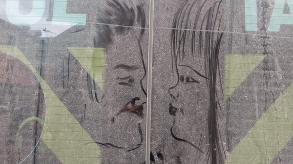 Trabzon'da resim tutkusunu araçların tozlu camlarına yansıtıyor. Foto Haber 4