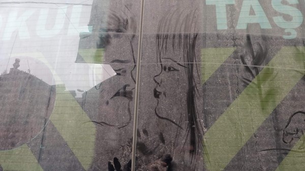 Trabzon'da resim tutkusunu araçların tozlu camlarına yansıtıyor. Foto Haber 6