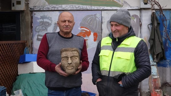 Trabzon'da resim tutkusunu araçların tozlu camlarına yansıtıyor. Foto Haber 8